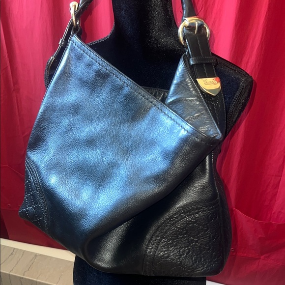 💯 Authentic Gucci Black Leather Shoulder Bag with Gold Details - Picture 1 of 9